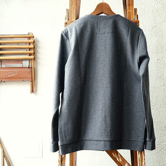 STILL BY HAND ハリのあるポンチ素材のスナップカーディガン